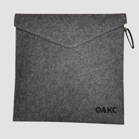 Grijze vilten tas voor opvouwbare tafel met OAKC-logo