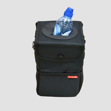 Vuilnisbak voor auto van Car-Bags met een plastic fles bovenop.