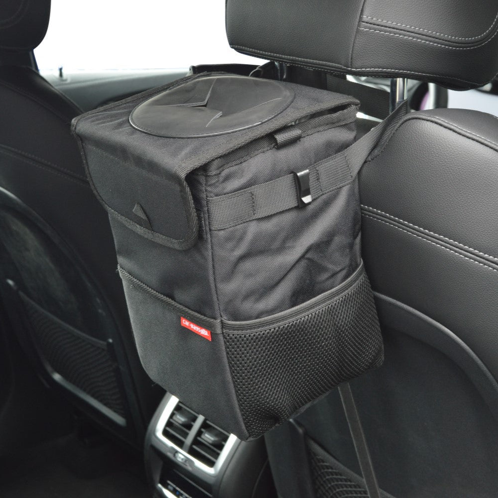 Afvalbak van Car-Bags gemonteerd op de achterbank van een auto