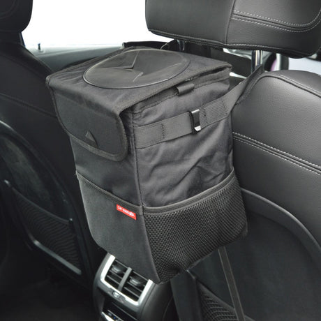 Afvalbak van Car-Bags gemonteerd op de achterbank van een auto