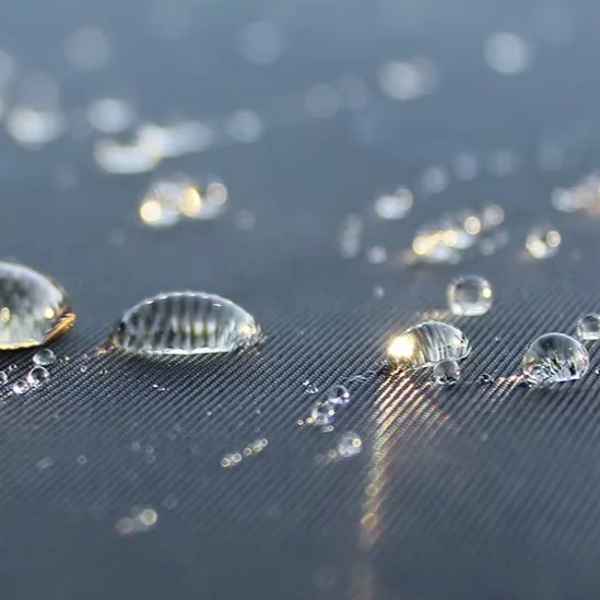 Druppels water op waterafstotende autohoes voor XPENG G6, die de bescherming van het materiaal toont.