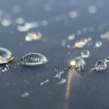 Druppels water op waterafstotende autohoes voor XPENG G6, die de bescherming van het materiaal toont.